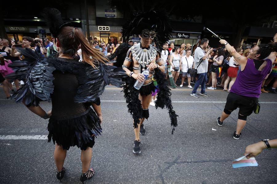 Un carnaval arcoiris recorre este sábado las principales calles del centro de Valencia en defensa de los derechos LGTB+, por la diversidad sexual, de género y familiar en el 40 aniversario de la primera manifestación del colectivo homosexual en la capital de la Comunitat.