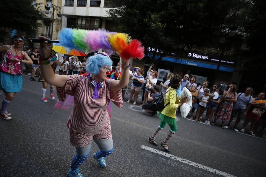 Un carnaval arcoiris recorre este sábado las principales calles del centro de Valencia en defensa de los derechos LGTB+, por la diversidad sexual, de género y familiar en el 40 aniversario de la primera manifestación del colectivo homosexual en la capital de la Comunitat.