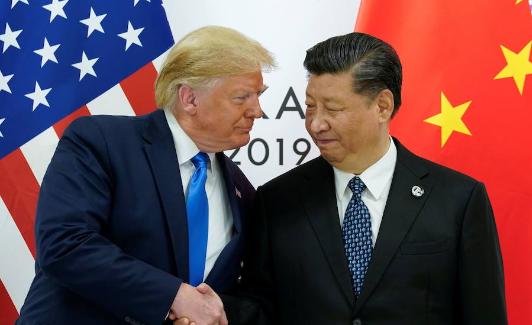 El presidente de EE UU, Donald Trump, estrecha la mano de su homólogo chino, Xi Jinping. 