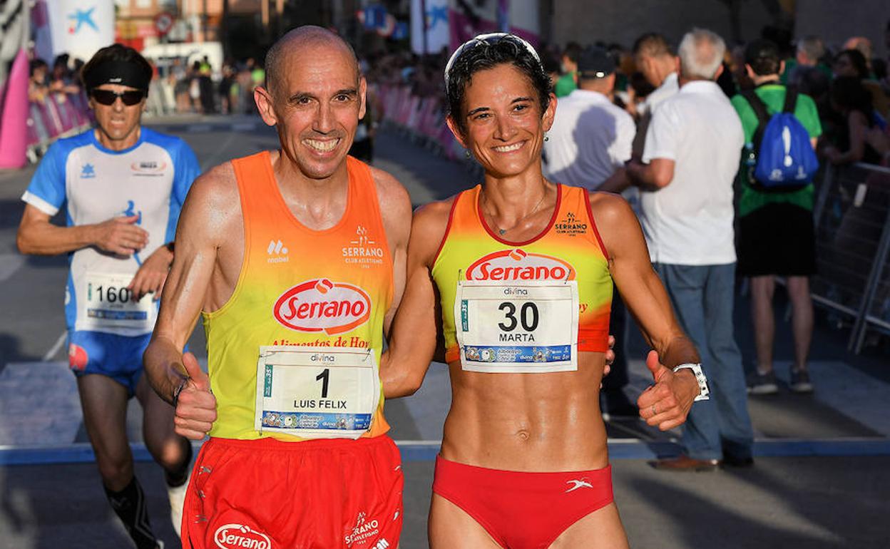 Los ganadores posan tras la carrera.