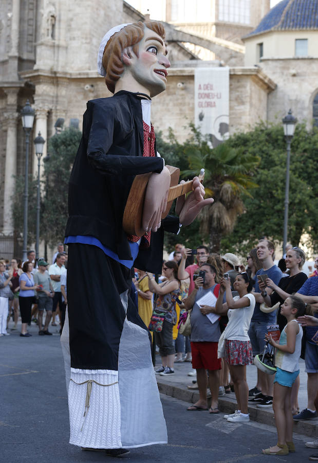 Conciertos, pirotecnia, toros, tradiciones y Fallas. Comienza en Valencia un mes de diversión para todos los públicos y bolsillos. El pasacalle inaugural ha dado el pistoletazo de salida a la Gran Fira de Valencia 2019. 