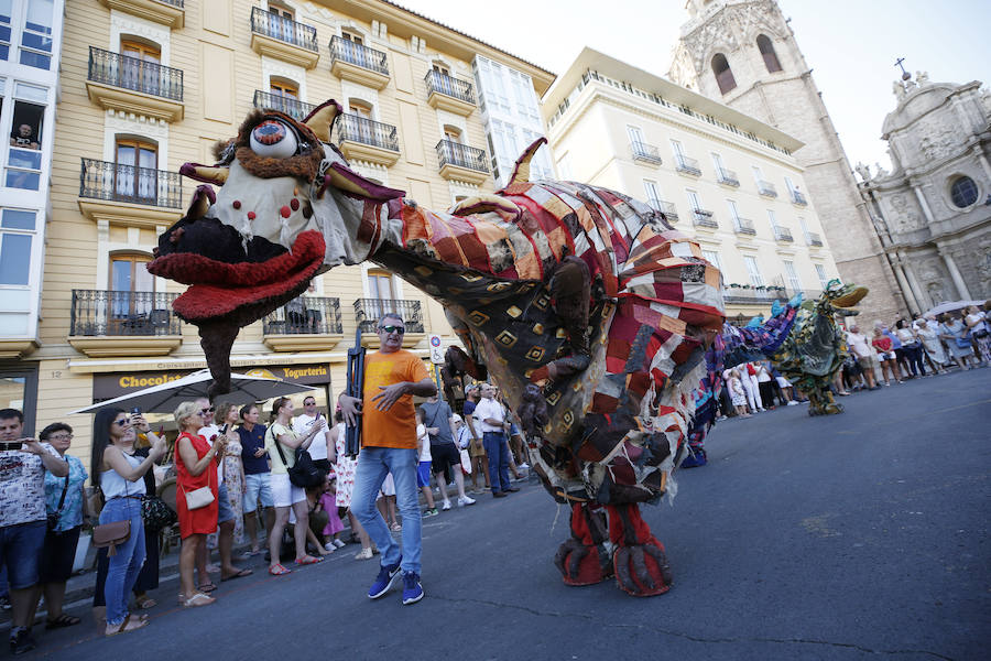 Conciertos, pirotecnia, toros, tradiciones y Fallas. Comienza en Valencia un mes de diversión para todos los públicos y bolsillos. El pasacalle inaugural ha dado el pistoletazo de salida a la Gran Fira de Valencia 2019. 