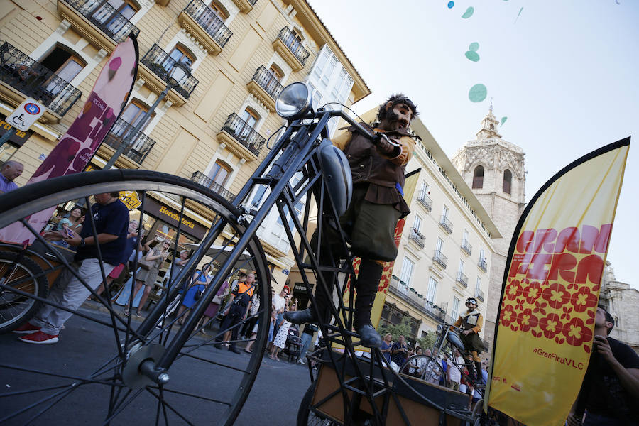 Conciertos, pirotecnia, toros, tradiciones y Fallas. Comienza en Valencia un mes de diversión para todos los públicos y bolsillos. El pasacalle inaugural ha dado el pistoletazo de salida a la Gran Fira de Valencia 2019. 