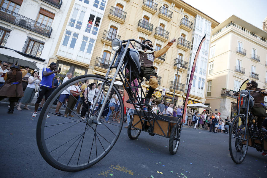 Conciertos, pirotecnia, toros, tradiciones y Fallas. Comienza en Valencia un mes de diversión para todos los públicos y bolsillos. El pasacalle inaugural ha dado el pistoletazo de salida a la Gran Fira de Valencia 2019. 