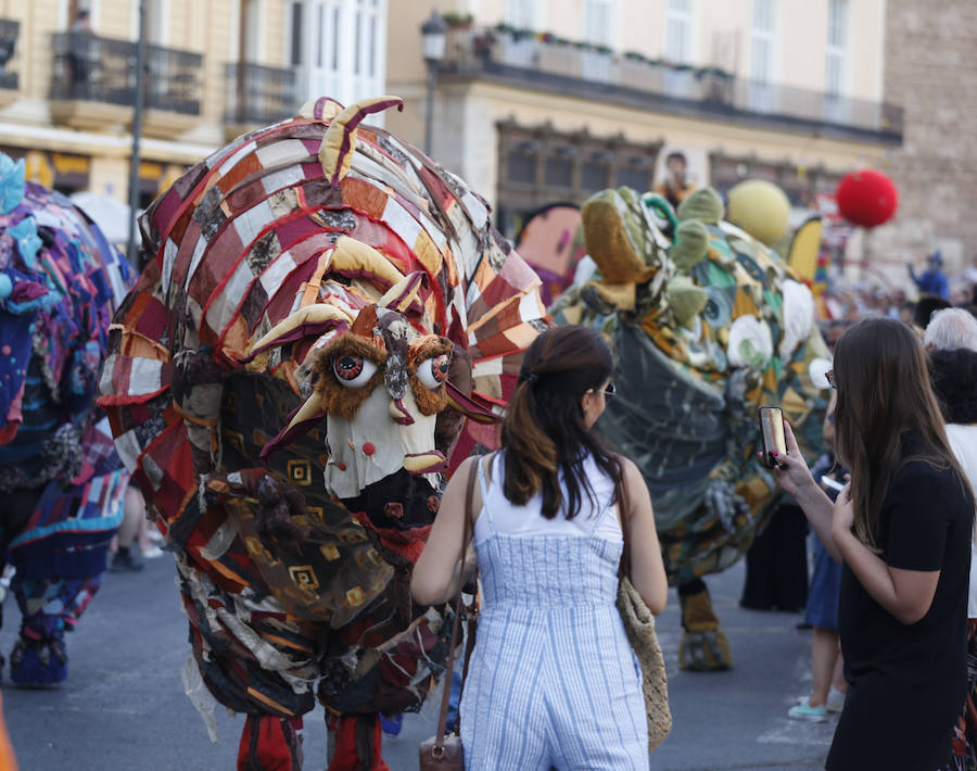 Conciertos, pirotecnia, toros, tradiciones y Fallas. Comienza en Valencia un mes de diversión para todos los públicos y bolsillos. El pasacalle inaugural ha dado el pistoletazo de salida a la Gran Fira de Valencia 2019. 