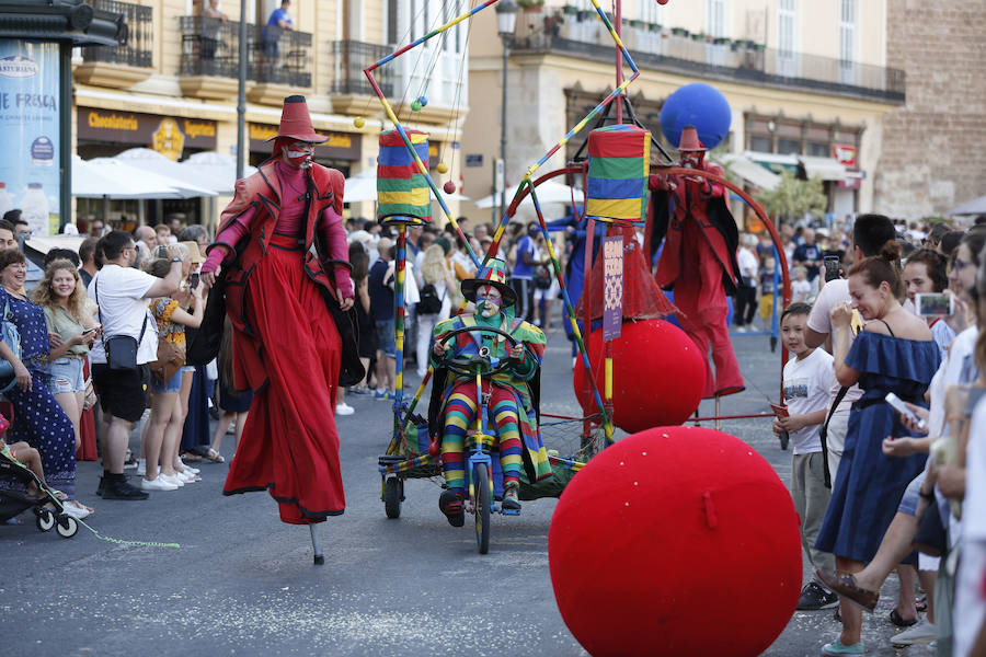 Conciertos, pirotecnia, toros, tradiciones y Fallas. Comienza en Valencia un mes de diversión para todos los públicos y bolsillos. El pasacalle inaugural ha dado el pistoletazo de salida a la Gran Fira de Valencia 2019. 