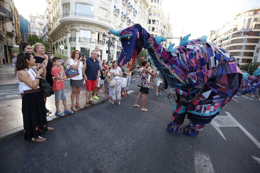 Conciertos, pirotecnia, toros, tradiciones y Fallas. Comienza en Valencia un mes de diversión para todos los públicos y bolsillos. El pasacalle inaugural ha dado el pistoletazo de salida a la Gran Fira de Valencia 2019. 