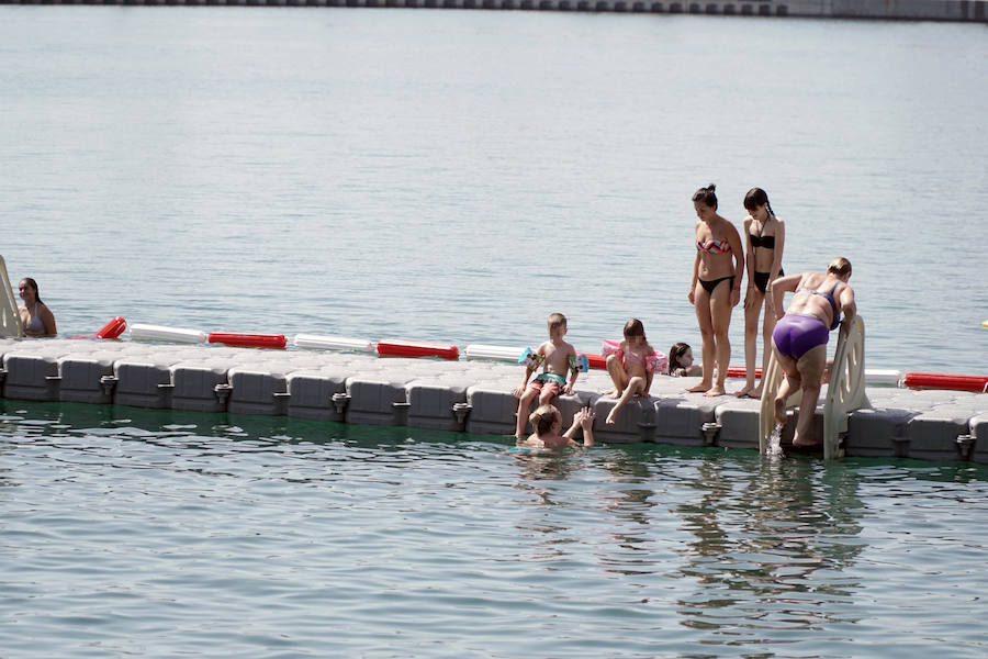 La nueva piscina natural de La Marina se ha convertido ya en la atracción de ocio de Valencia de moda este verano. Los valencianos han aprovechado este fin de semana de calor intenso para remojarse en las aguas del puerto. 