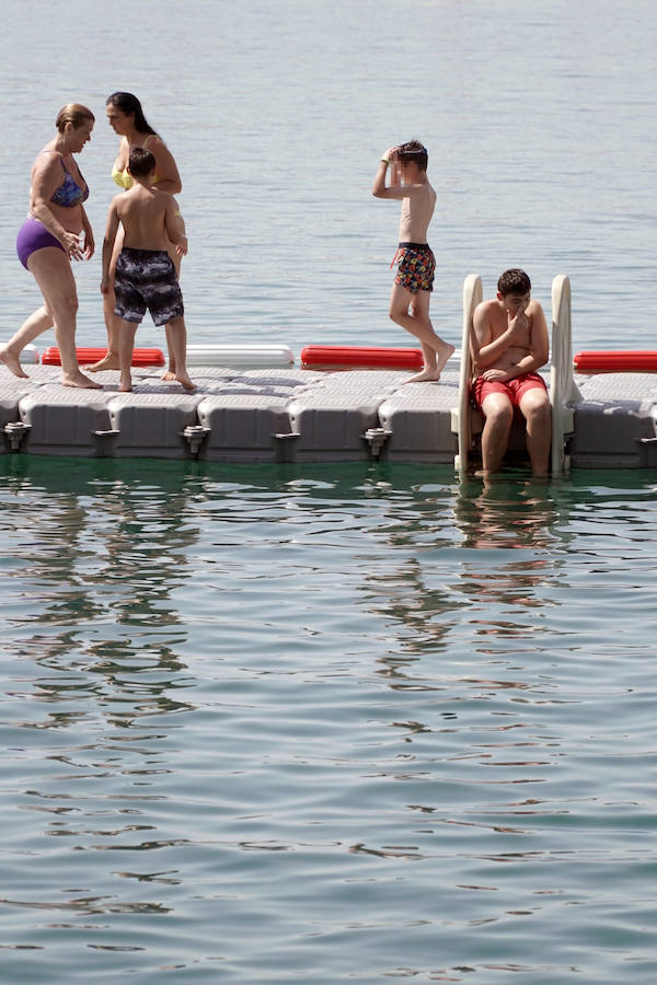 La nueva piscina natural de La Marina se ha convertido ya en la atracción de ocio de Valencia de moda este verano. Los valencianos han aprovechado este fin de semana de calor intenso para remojarse en las aguas del puerto. 