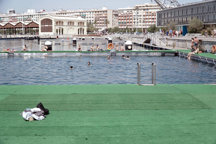 La nueva piscina natural de La Marina se ha convertido ya en la atracción de ocio de Valencia de moda este verano. Los valencianos han aprovechado este fin de semana de calor intenso para remojarse en las aguas del puerto. 