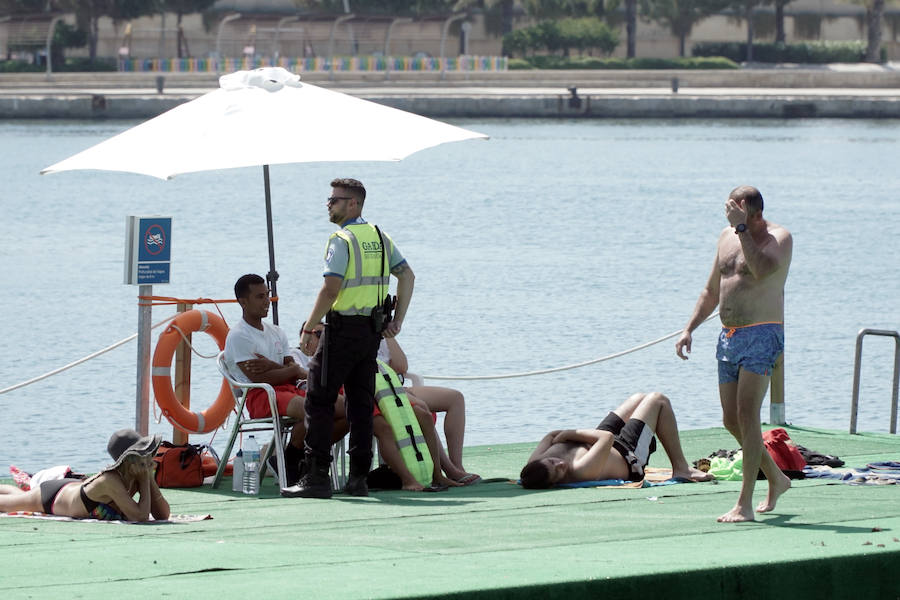 La nueva piscina natural de La Marina se ha convertido ya en la atracción de ocio de Valencia de moda este verano. Los valencianos han aprovechado este fin de semana de calor intenso para remojarse en las aguas del puerto. 