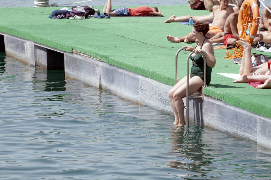 La nueva piscina natural de La Marina se ha convertido ya en la atracción de ocio de Valencia de moda este verano. Los valencianos han aprovechado este fin de semana de calor intenso para remojarse en las aguas del puerto. 