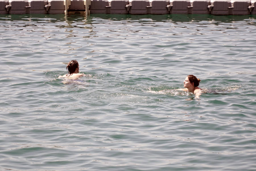 La nueva piscina natural de La Marina se ha convertido ya en la atracción de ocio de Valencia de moda este verano. Los valencianos han aprovechado este fin de semana de calor intenso para remojarse en las aguas del puerto. 