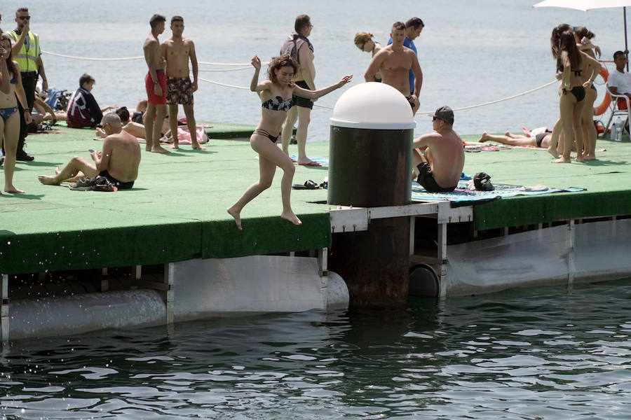 La nueva piscina natural de La Marina se ha convertido ya en la atracción de ocio de Valencia de moda este verano. Los valencianos han aprovechado este fin de semana de calor intenso para remojarse en las aguas del puerto. 