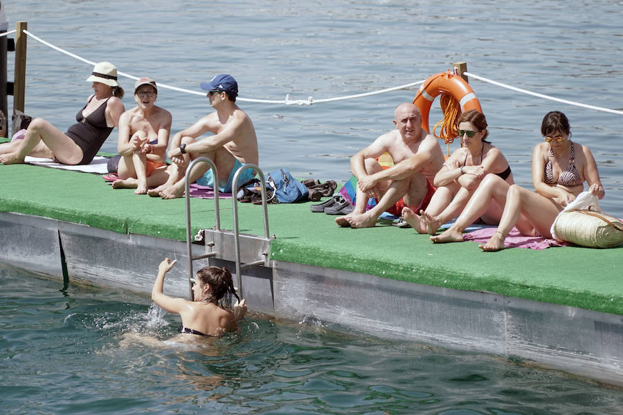 La nueva piscina natural de La Marina se ha convertido ya en la atracción de ocio de Valencia de moda este verano. Los valencianos han aprovechado este fin de semana de calor intenso para remojarse en las aguas del puerto. 