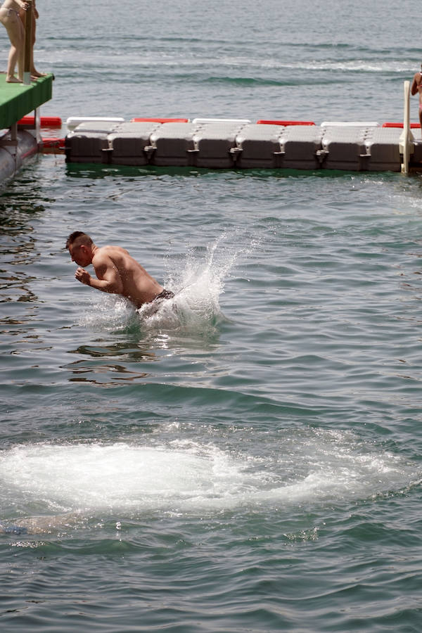 La nueva piscina natural de La Marina se ha convertido ya en la atracción de ocio de Valencia de moda este verano. Los valencianos han aprovechado este fin de semana de calor intenso para remojarse en las aguas del puerto. 