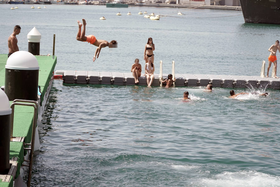 La nueva piscina natural de La Marina se ha convertido ya en la atracción de ocio de Valencia de moda este verano. Los valencianos han aprovechado este fin de semana de calor intenso para remojarse en las aguas del puerto. 