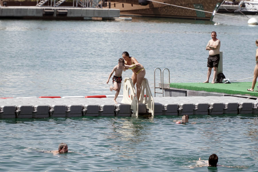 La nueva piscina natural de La Marina se ha convertido ya en la atracción de ocio de Valencia de moda este verano. Los valencianos han aprovechado este fin de semana de calor intenso para remojarse en las aguas del puerto. 