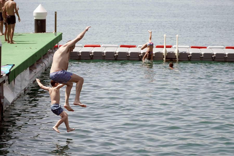 La nueva piscina natural de La Marina se ha convertido ya en la atracción de ocio de Valencia de moda este verano. Los valencianos han aprovechado este fin de semana de calor intenso para remojarse en las aguas del puerto. 