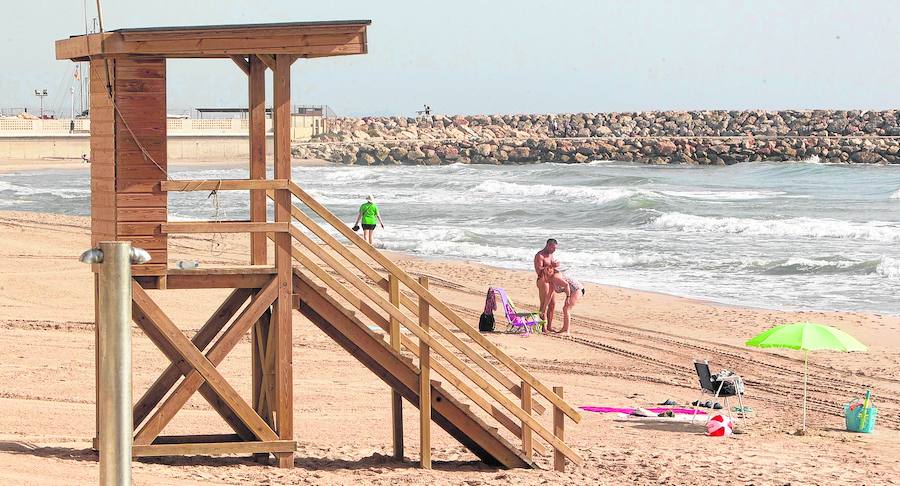 Imagen principal - 1.Posta vacía en una de las playas. 2.Basura sin recoger junto a un edificio. 3.Vegetación junto a una de las torres.