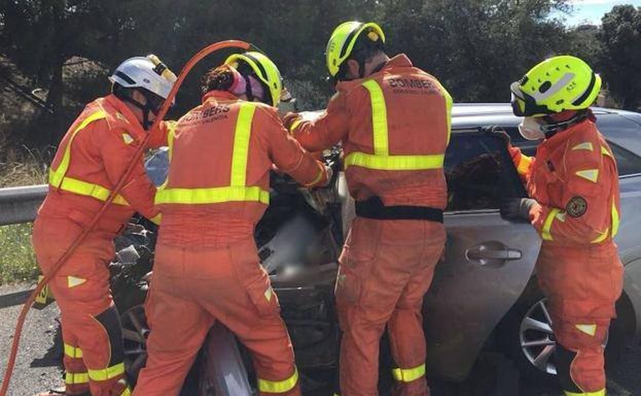 Bomberos de Valencia en tareas de excarcelación.