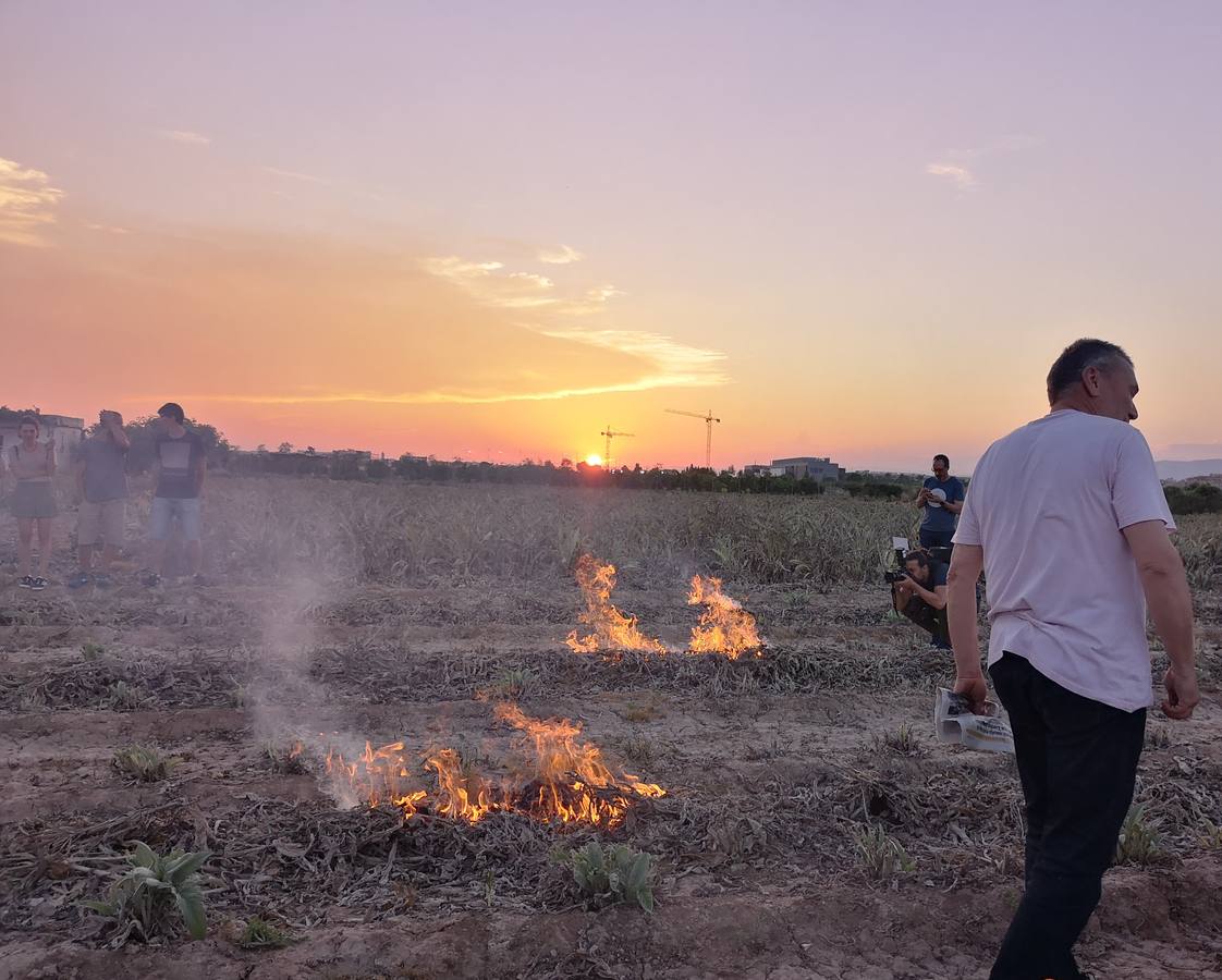 El cocinero Ricard Camarena participó este martes en la recuperación de la tradicional quema de los restos de la cosecha de la alcachofa en la huerta de Albalat dels Sorells. La 'Nit de la terra' fue la celebración del matrimonio entre el campo y la cocina.