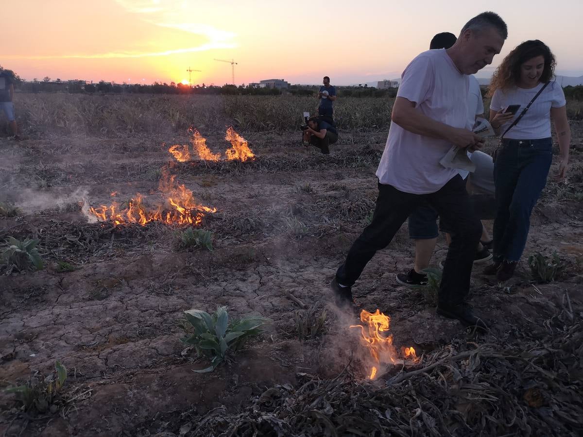 El cocinero Ricard Camarena participó este martes en la recuperación de la tradicional quema de los restos de la cosecha de la alcachofa en la huerta de Albalat dels Sorells. La 'Nit de la terra' fue la celebración del matrimonio entre el campo y la cocina.