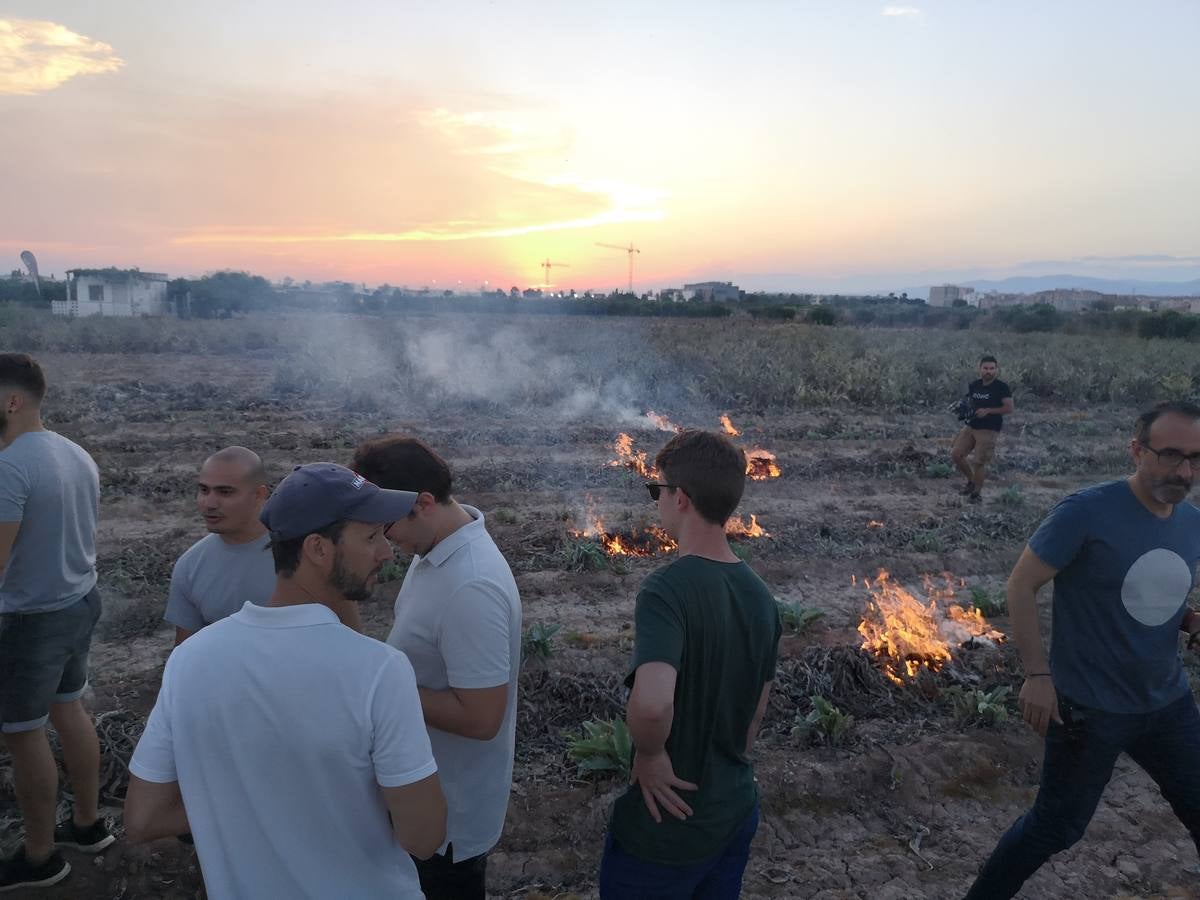 El cocinero Ricard Camarena participó este martes en la recuperación de la tradicional quema de los restos de la cosecha de la alcachofa en la huerta de Albalat dels Sorells. La 'Nit de la terra' fue la celebración del matrimonio entre el campo y la cocina.