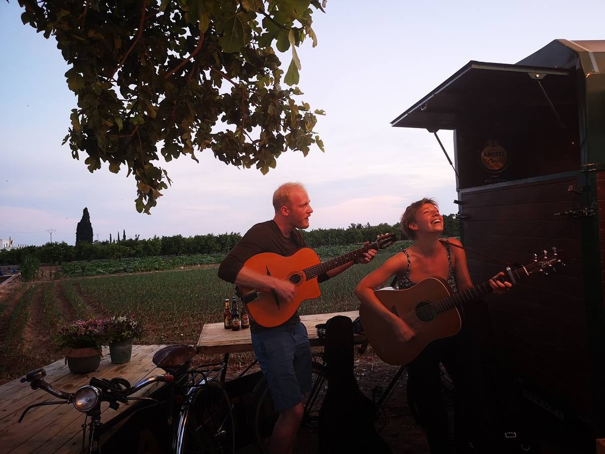 El cocinero Ricard Camarena participó este martes en la recuperación de la tradicional quema de los restos de la cosecha de la alcachofa en la huerta de Albalat dels Sorells. La 'Nit de la terra' fue la celebración del matrimonio entre el campo y la cocina.