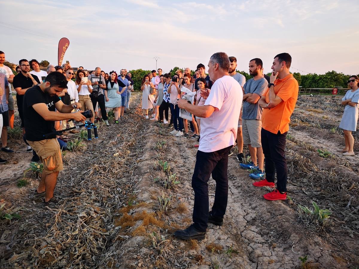 El cocinero Ricard Camarena participó este martes en la recuperación de la tradicional quema de los restos de la cosecha de la alcachofa en la huerta de Albalat dels Sorells. La 'Nit de la terra' fue la celebración del matrimonio entre el campo y la cocina.