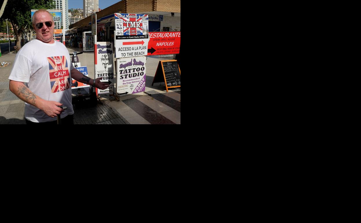 Un ciudadano británico, en Benidorm, tras la aprobación del brexit en 2016.