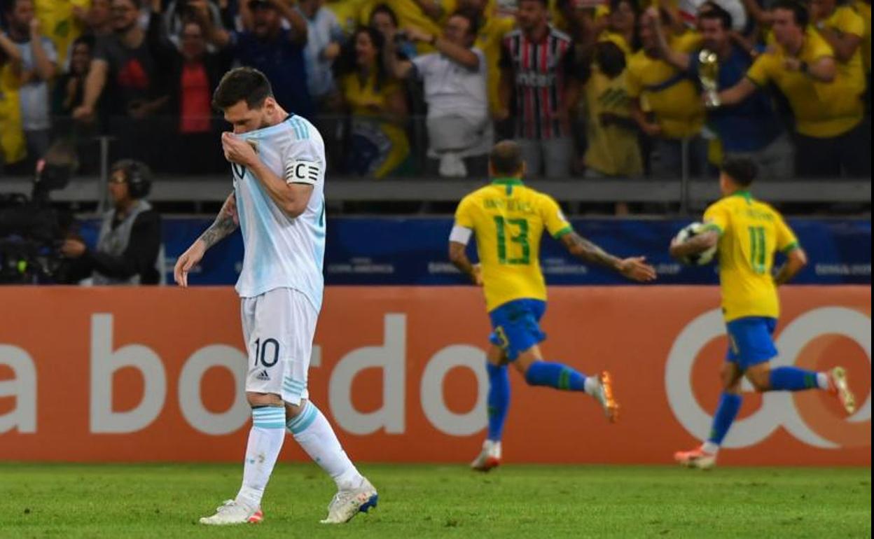 Lionel Messi se lamenta tras el gol de Gabriel Jesus para Brasil.