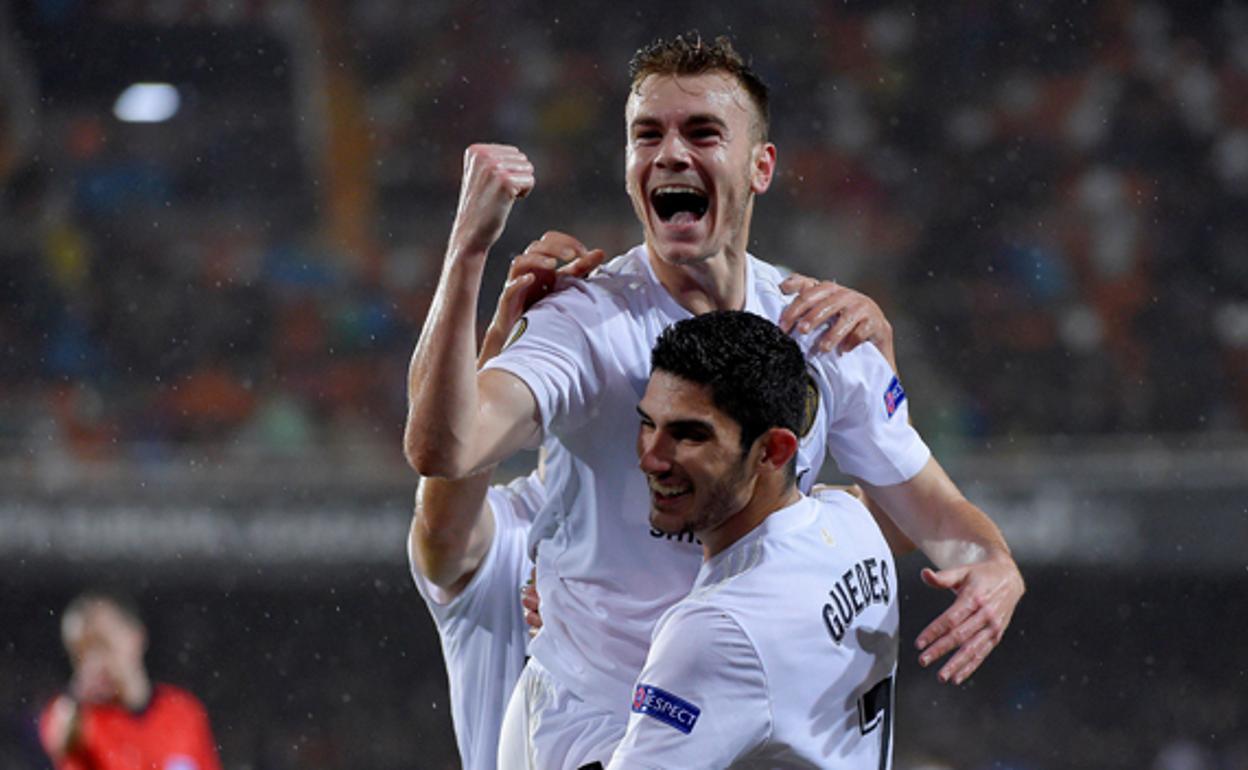 Lato celebra su gol ante el Villarreal en la Europa League.