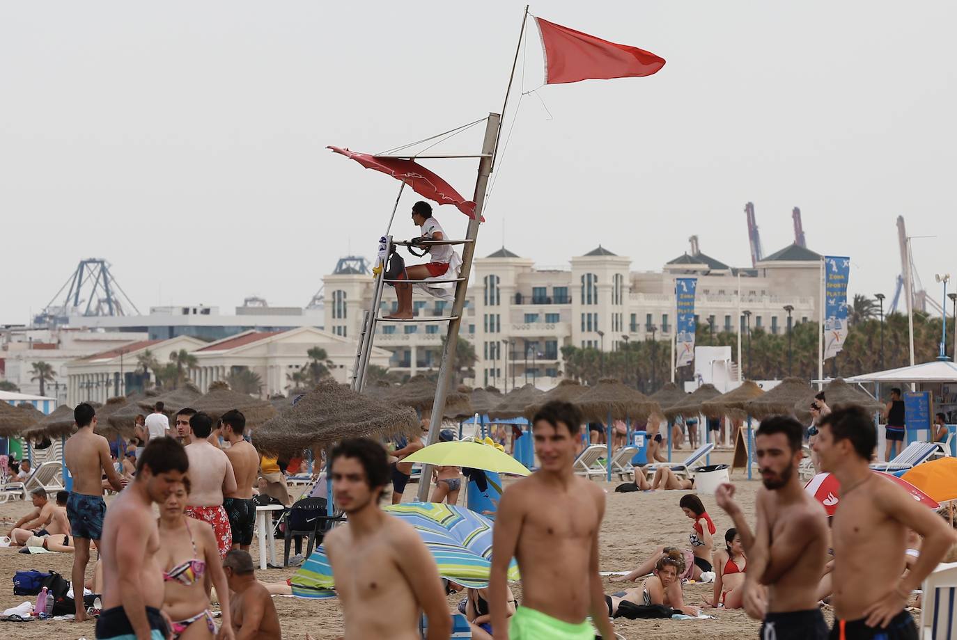 Fotos: Cerradas las playas de la Malvarrosa y la Devesa por bacterias fecales