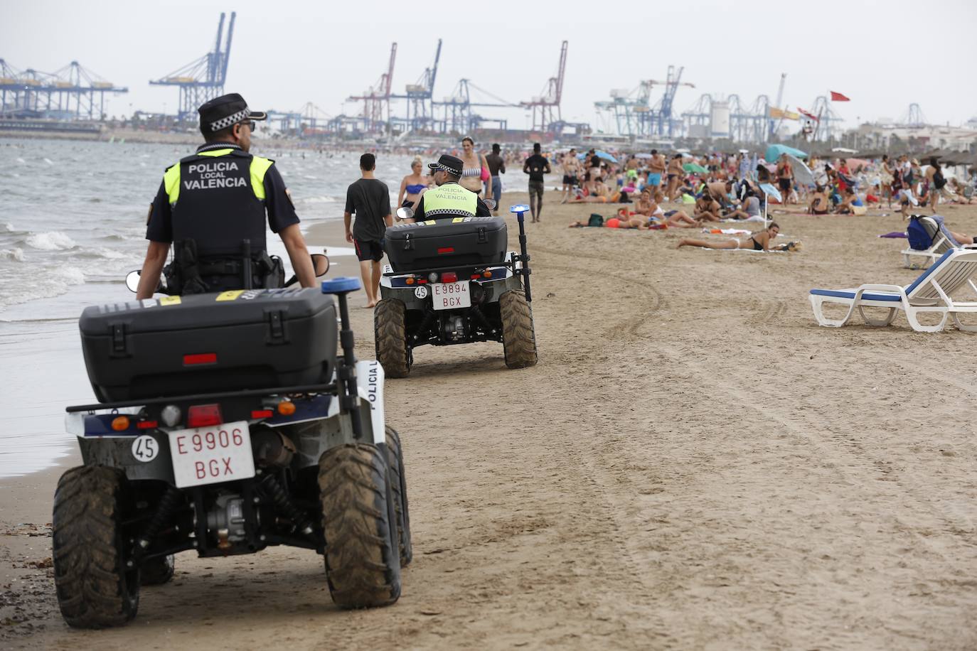 Fotos: Cerradas las playas de la Malvarrosa y la Devesa por bacterias fecales