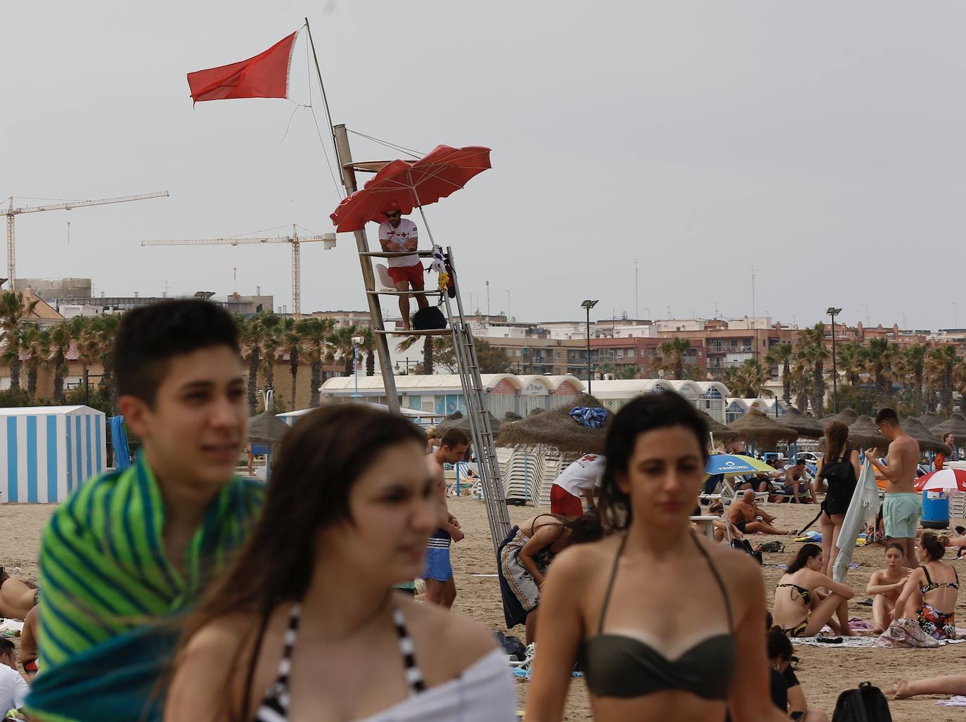 Fotos: Cerradas las playas de la Malvarrosa y la Devesa por bacterias fecales