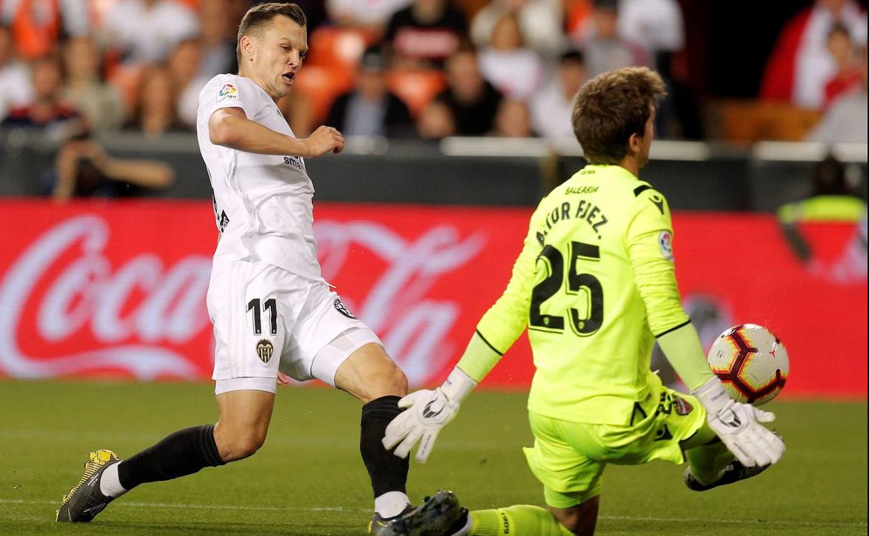 Cheryshev trata de batir a Aitor en el derbi en Mestalla. 