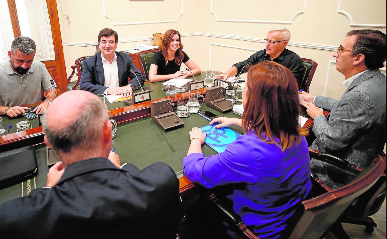 Los concejales, ayer durante la reunión de portavoces en la sala de junta de gobierno.