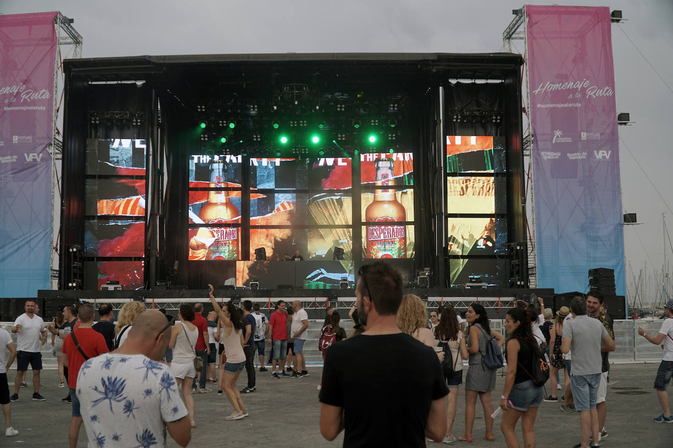 Miles de valencianos se han citado este sábado en La Marina con los dj y artistas «que hicieron bailar a miles de personas en las míticas discotecas de la década de los noventa». El festival y la fiesta '90s Homenaje a la Ruta' reúne a músicos como Nacho Fernández, Xtm, Damae, DJ Sylvan, Ian Masterson, Jerry Daley, Nacho Division, New Limit, Newton, Sabrina Salerno, Tina Cousins, XTM feat Annia, Arturo Roger, Coqui Selection, DJ Espinete, Edu DJ Veneno, Jesús Brisa, José Coll, Jose Conca, Kike Jaén, Los Gemelos, Miguel Monforte, Mónica X, Nacho Ortiz, Pau Thomas, Raúl Platero, Vicente Buitrón, Nacho Fernández, Vicente Ferrer y Víctor Pérez. 