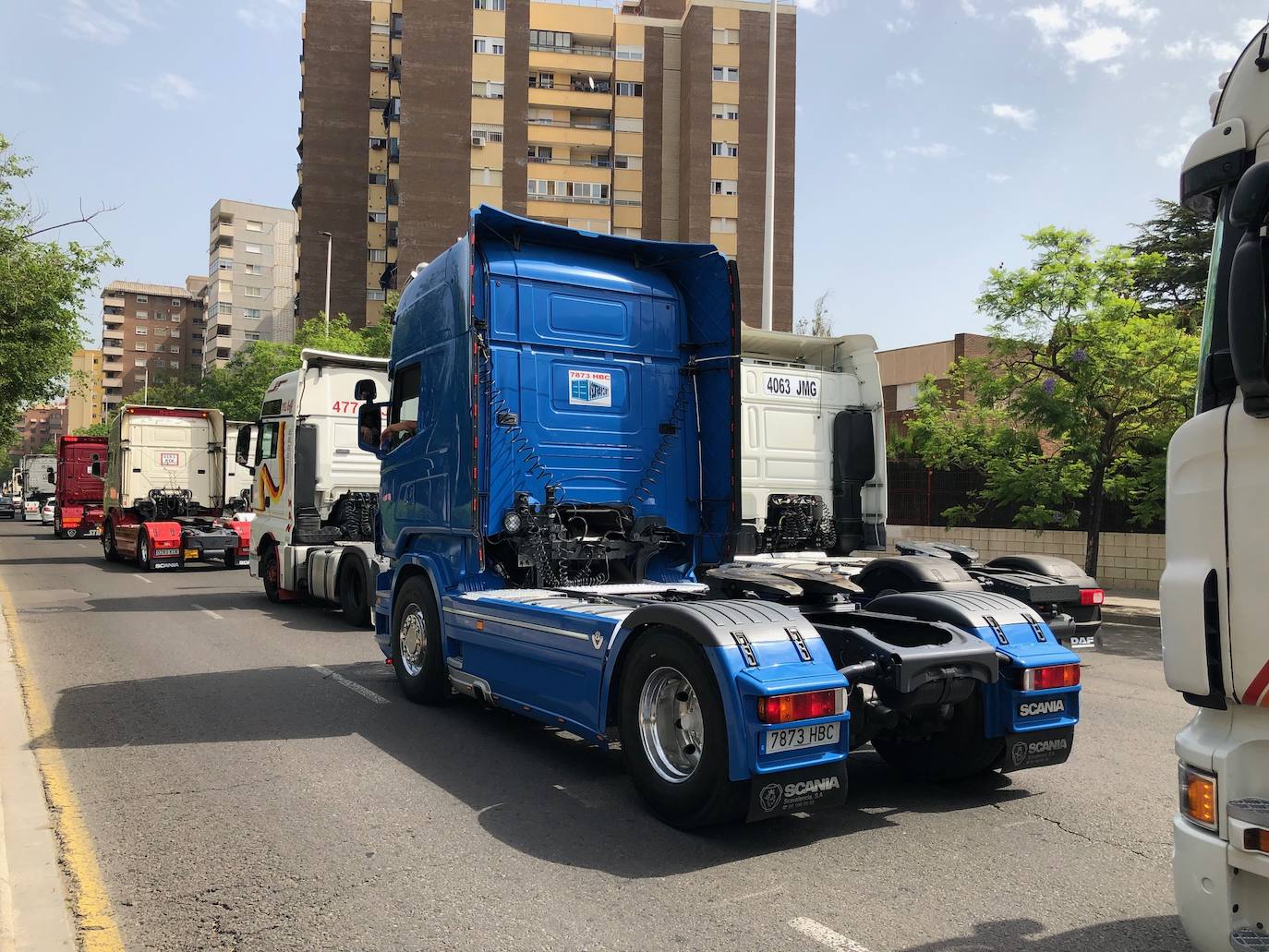 Una caravana con más de 400 vehículos, en su mayoría camiones, ha circulado este sábado, por las calles de Valencia en procesión para ser bendecidos en el Puerto, con motivo de la festividad de San Cristóbal, patrón de los transportistas. Los transportistas han hecho sonar sus bocinas por las calles y avenidas por las que han circulado.