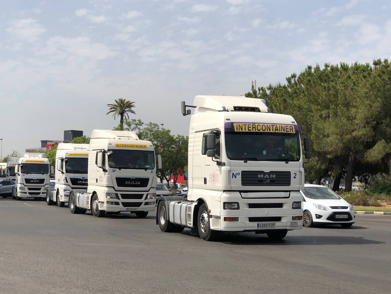 Una caravana con más de 400 vehículos, en su mayoría camiones, ha circulado este sábado, por las calles de Valencia en procesión para ser bendecidos en el Puerto, con motivo de la festividad de San Cristóbal, patrón de los transportistas. Los transportistas han hecho sonar sus bocinas por las calles y avenidas por las que han circulado.