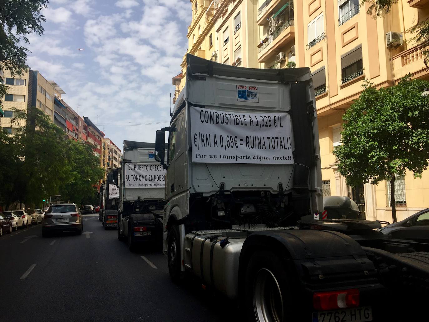 Una caravana con más de 400 vehículos, en su mayoría camiones, ha circulado este sábado, por las calles de Valencia en procesión para ser bendecidos en el Puerto, con motivo de la festividad de San Cristóbal, patrón de los transportistas. Los transportistas han hecho sonar sus bocinas por las calles y avenidas por las que han circulado.
