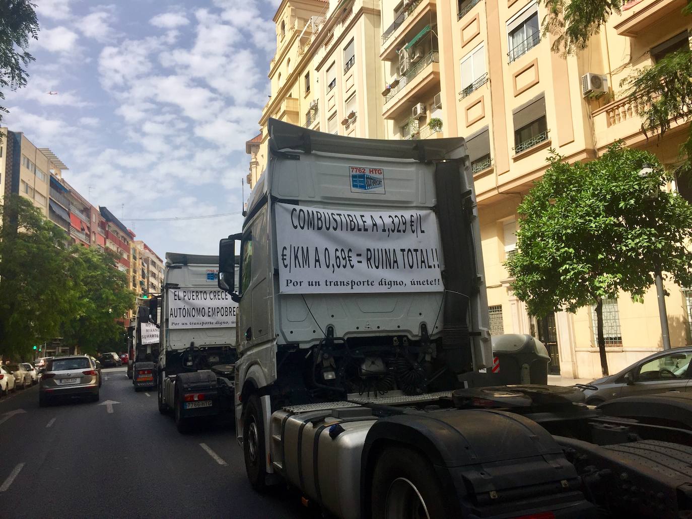 Una caravana con más de 400 vehículos, en su mayoría camiones, ha circulado este sábado, por las calles de Valencia en procesión para ser bendecidos en el Puerto, con motivo de la festividad de San Cristóbal, patrón de los transportistas. Los transportistas han hecho sonar sus bocinas por las calles y avenidas por las que han circulado.