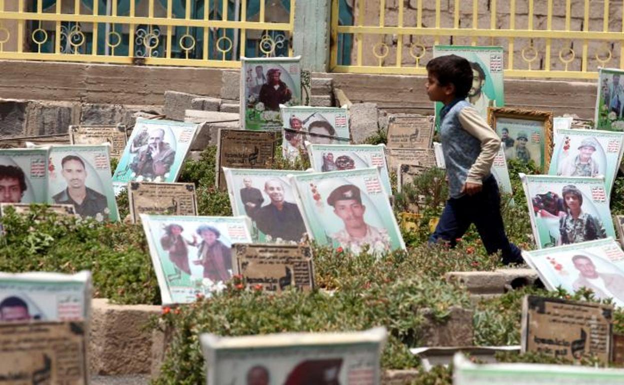 Un niño camina por un cementerio en Saná. 