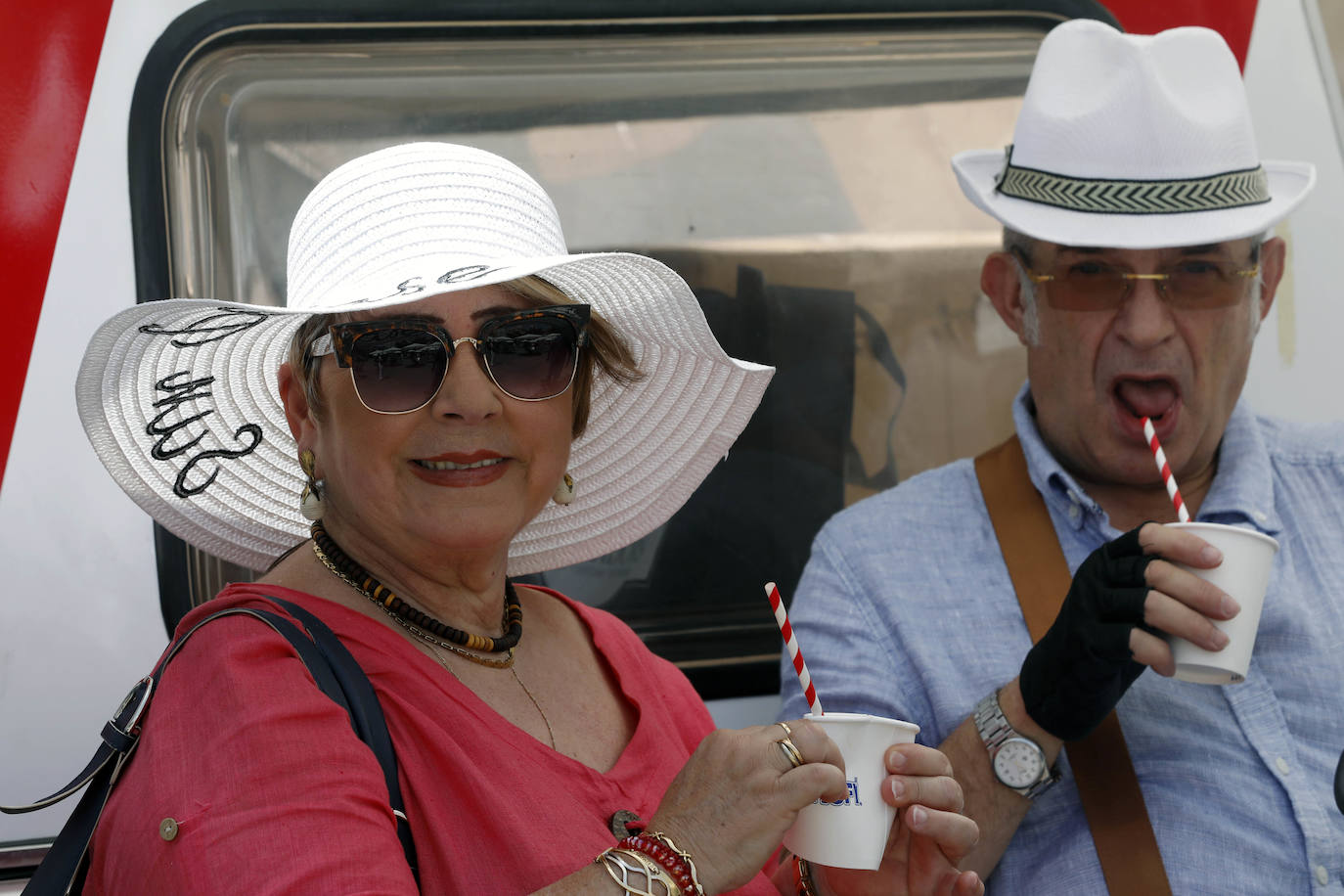 Valencia celebra este sábado 6 de julio el Día de la Horchata y la Chufa, dentro del programa oficial de la Gran Fira 2019. Con un calor sofocante, los valencianos han agradecido la degustación del refrescante producto en la plaza del Ayuntamiento. La feria incluye además talleres para elaborar horchata casera, actuaciones musicales y una exposición de maquinaria agrícola. La degustación continúa hasta las 21.00 horas.