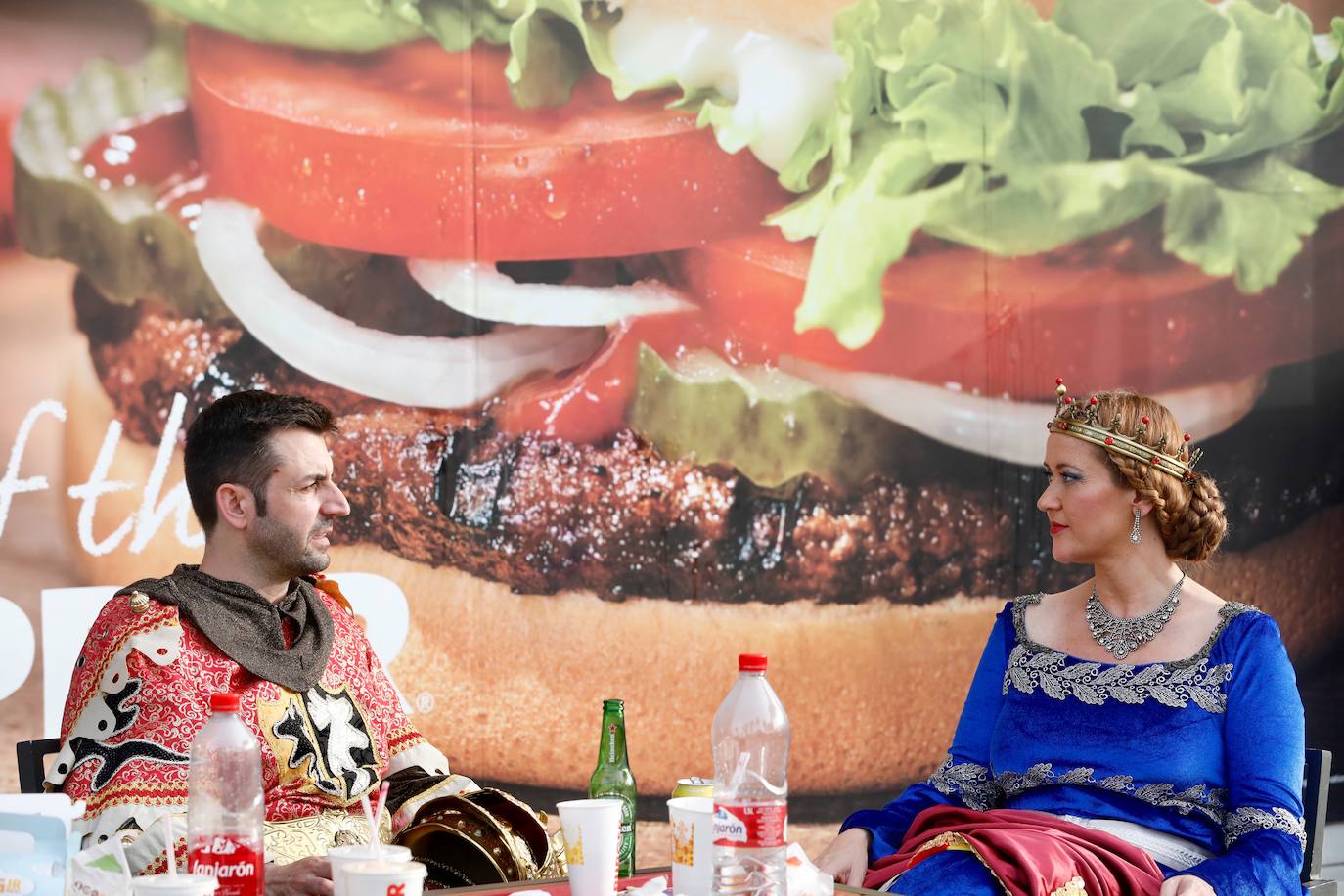 Los moros y cristianos han tomado este sábado Valencia. La Agrupació de Moros i Cristians del Marítim ha celebrado la tradicional entrada dentro del programa de actos de la Feria de Julio. 