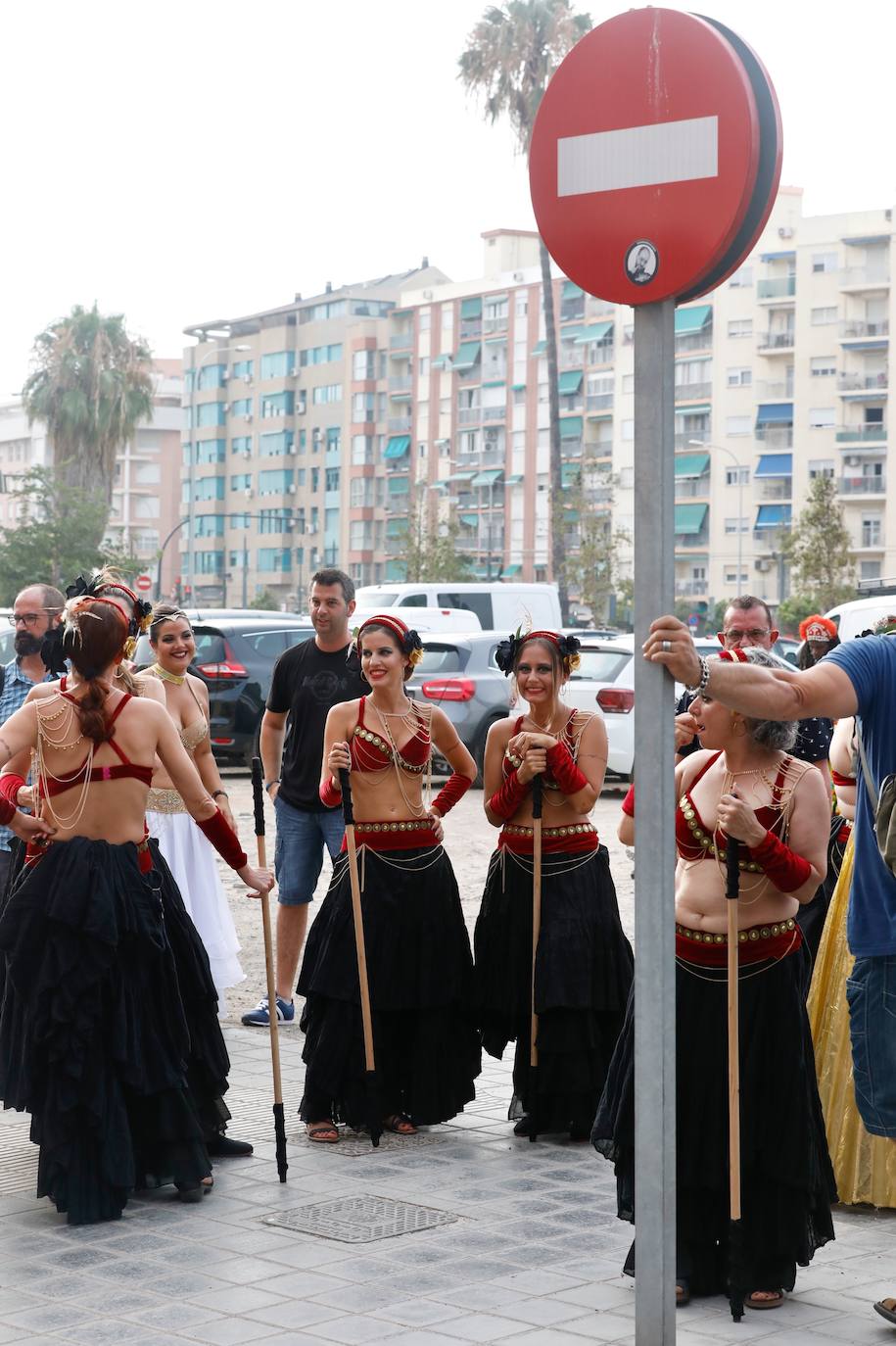 Los moros y cristianos han tomado este sábado Valencia. La Agrupació de Moros i Cristians del Marítim ha celebrado la tradicional entrada dentro del programa de actos de la Feria de Julio. 
