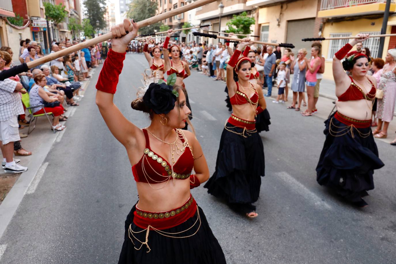Los moros y cristianos han tomado este sábado Valencia. La Agrupació de Moros i Cristians del Marítim ha celebrado la tradicional entrada dentro del programa de actos de la Feria de Julio. 