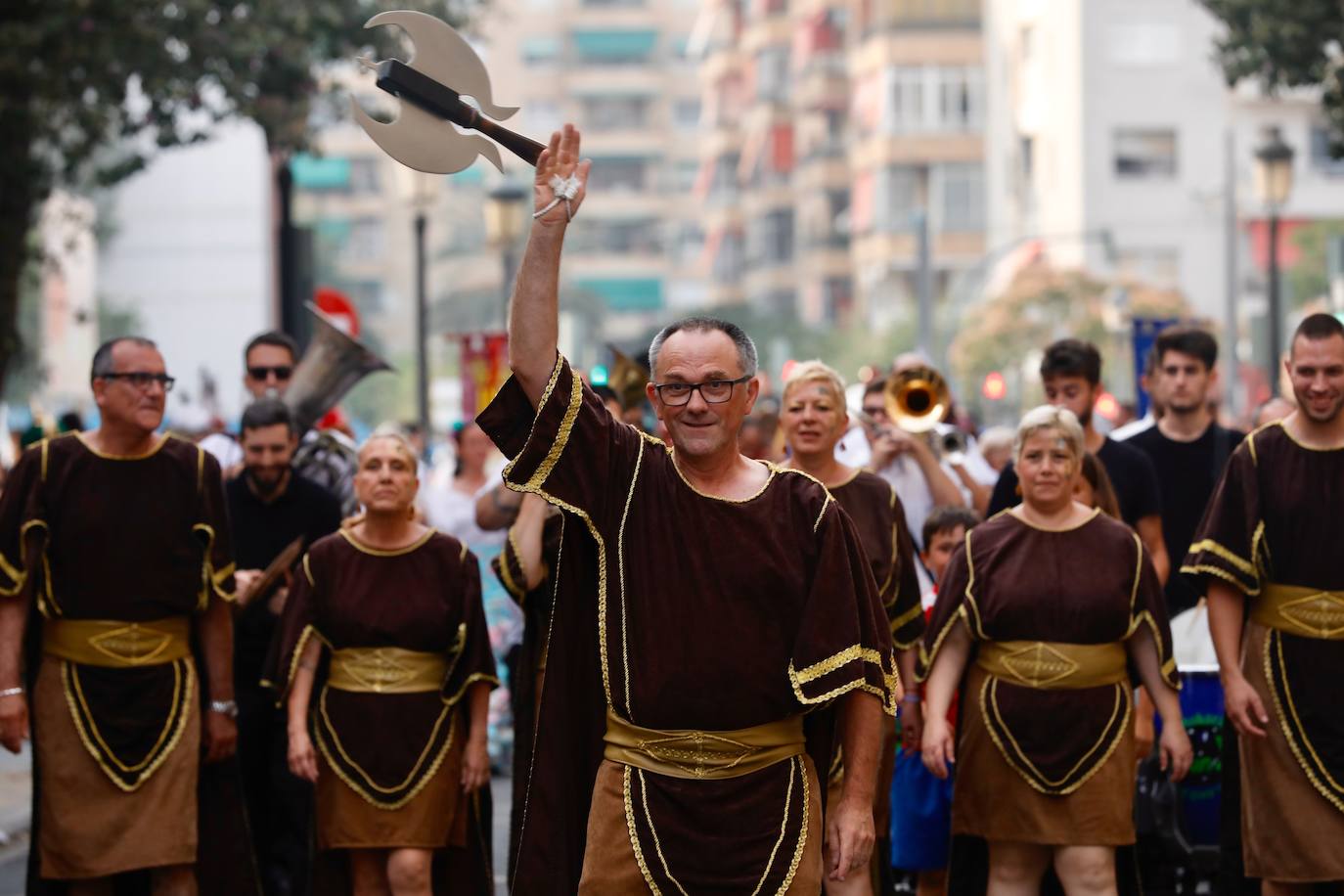 Los moros y cristianos han tomado este sábado Valencia. La Agrupació de Moros i Cristians del Marítim ha celebrado la tradicional entrada dentro del programa de actos de la Feria de Julio. 