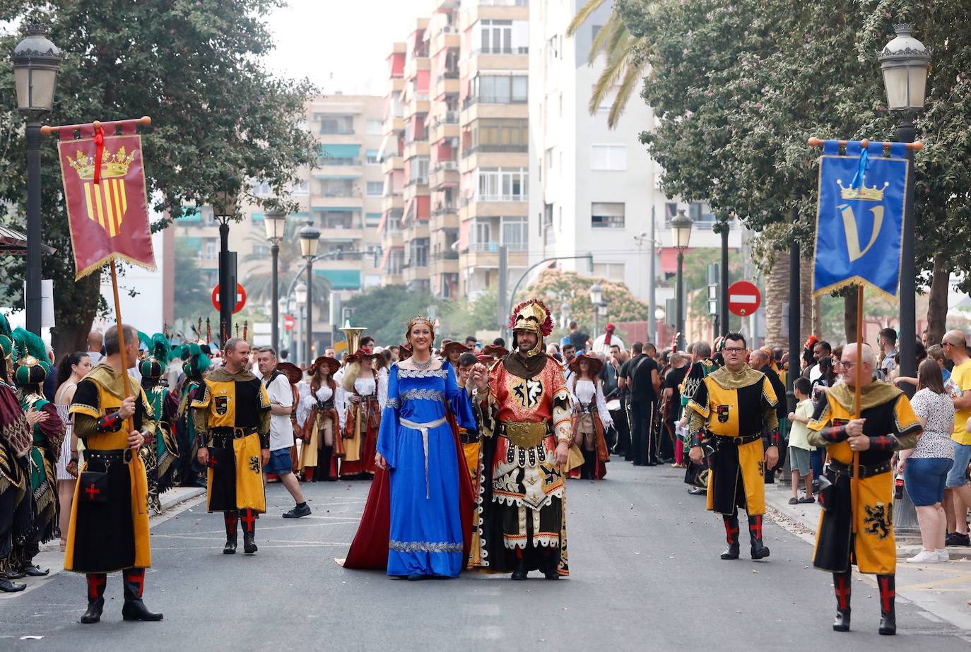 Los moros y cristianos han tomado este sábado Valencia. La Agrupació de Moros i Cristians del Marítim ha celebrado la tradicional entrada dentro del programa de actos de la Feria de Julio. 